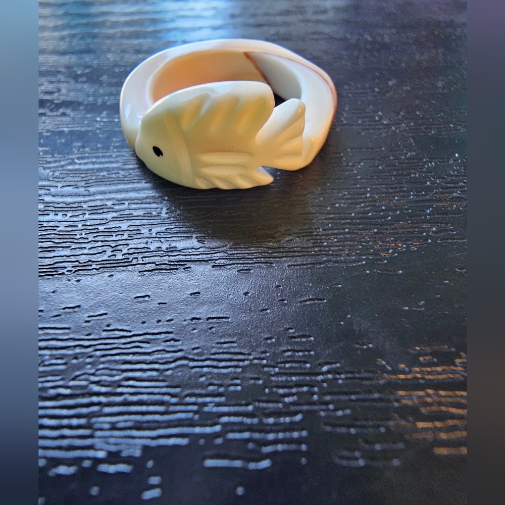 Carved Shell Ring Depicting Fish Size 4 - Picture 10 of 10